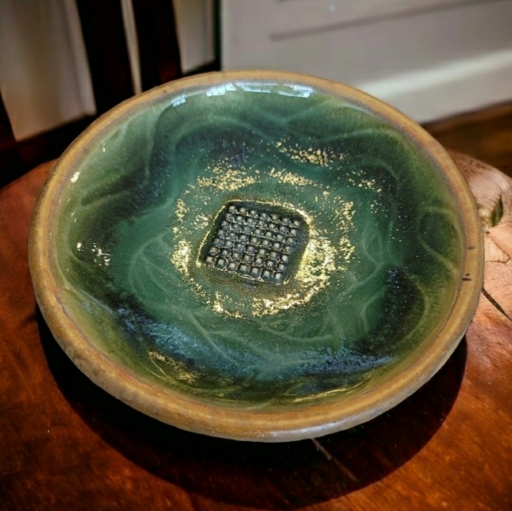Allen Dittton Green Pottery Garlic Grater Zester Plate/Dish 2019 - Diameter 7"